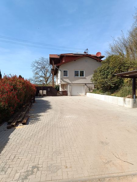 Freist. großzügiges 1 FH mit interessanter Architektur in sehr ruhiger Wohnlage-kurzfr. frei